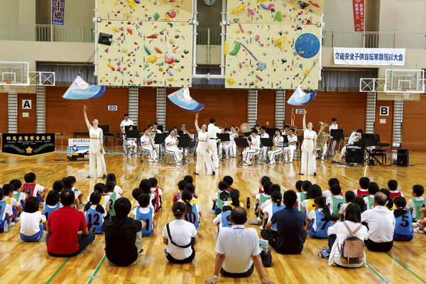 県警音楽隊演技